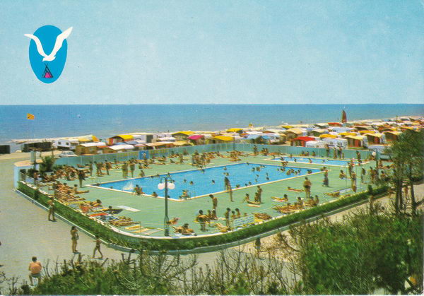 Postal del camping Albatros de Gav&agrave; Mar donde se ve la zona de las dos piscinas, muy cerca del mar